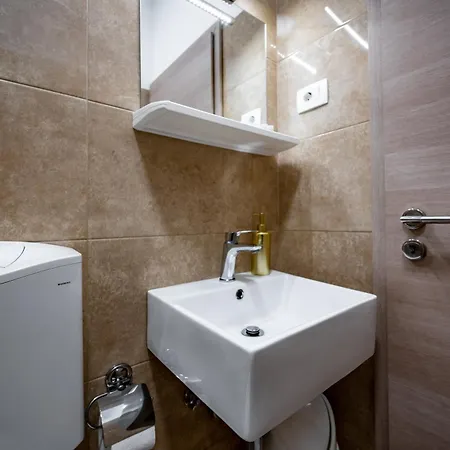 Bed and Breakfast With Free Parking Πούλα