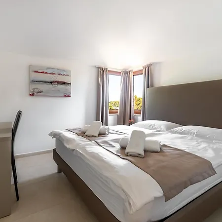 Bed and Breakfast With Free Parking Πούλα