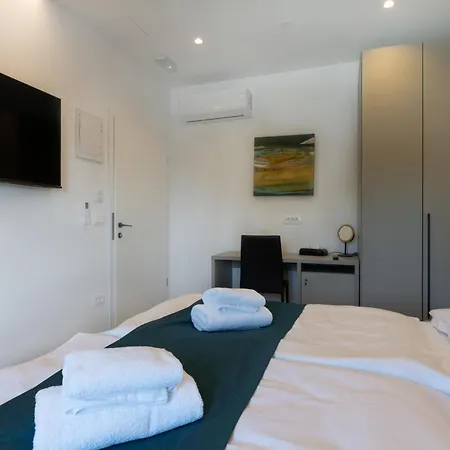 With Free Parking Πούλα