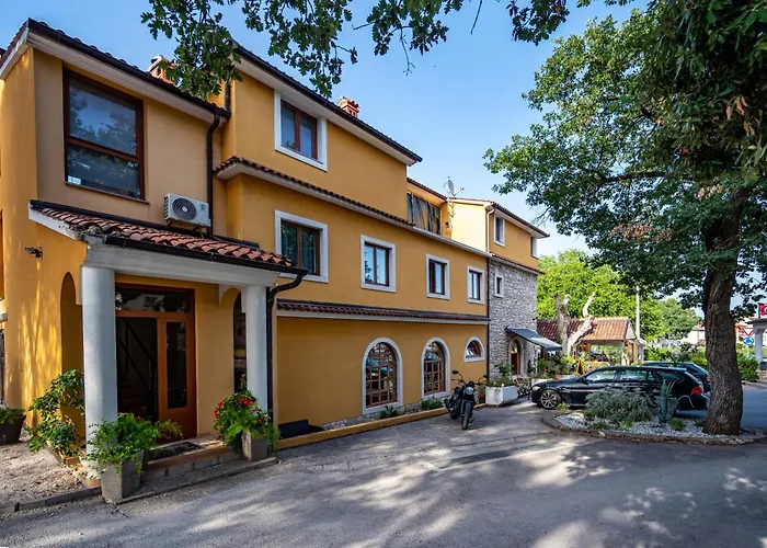 Bed & Breakfast With Free Parking 3*