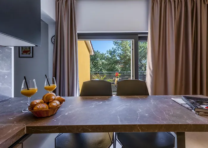 With Free Parking Couette-café 3*