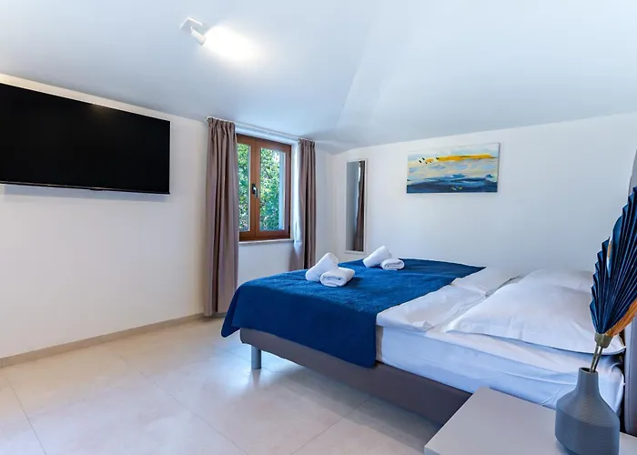 With Free Parking Couette-café