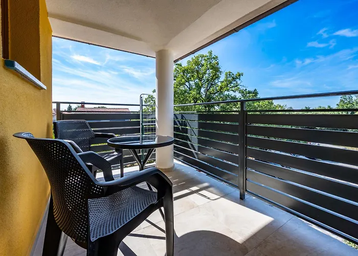 With Free Parking Couette-café 3*