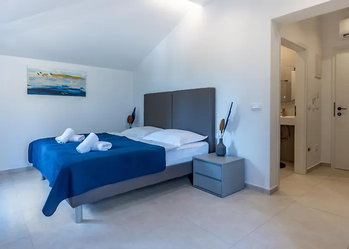 With Free Parking Couette-café Pula