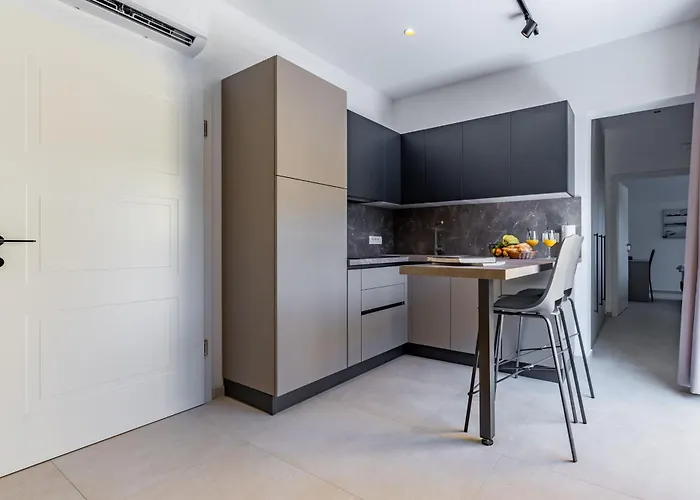 With Free Parking Couette-café 3*