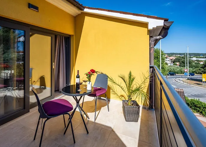 With Free Parking Couette-café