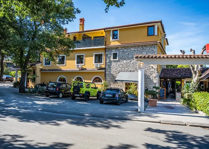 Bed & Breakfast With Free Parking 3*