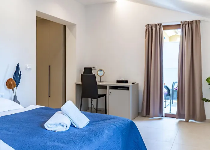 With Free Parking Couette-café Pula