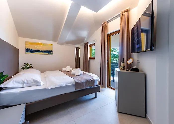 Couette-café With Free Parking Pula