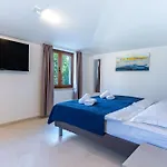 With Free Parking Bed & Breakfast