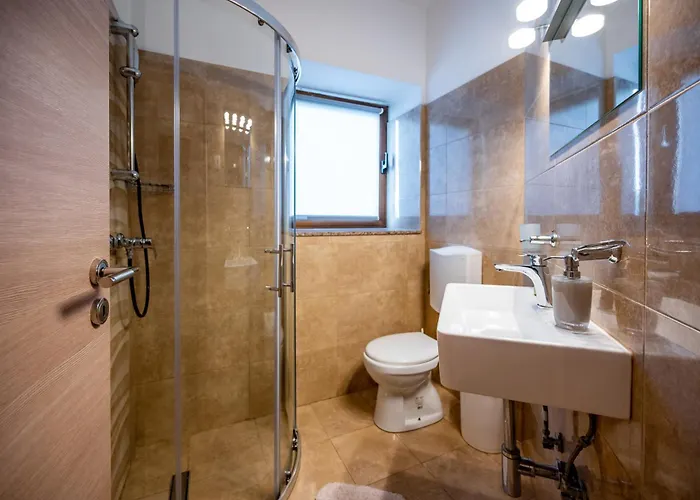 With Free Parking B&B 풀라