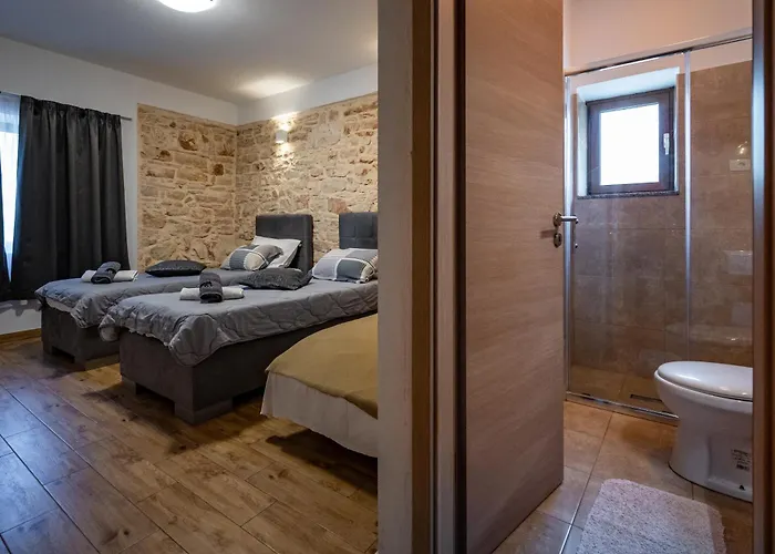 With Free Parking 풀라