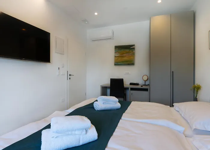 With Free Parking 풀라