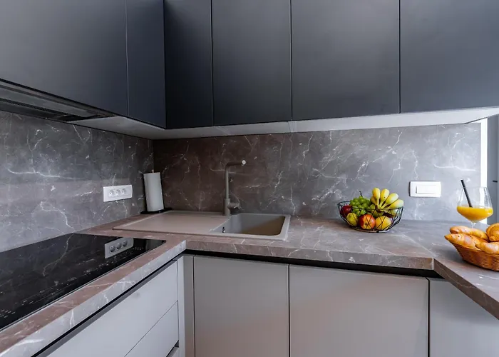 With Free Parking 풀라