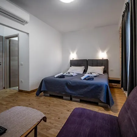 With Free Parking Panzió Póla