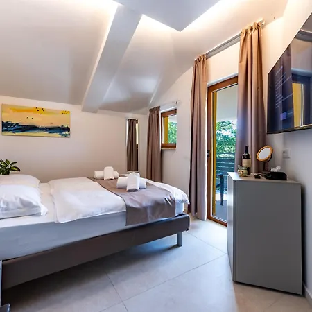 Panzió With Free Parking Póla