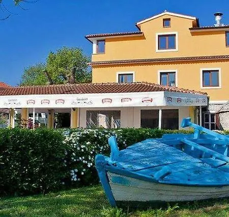 Panzió With Free Parking